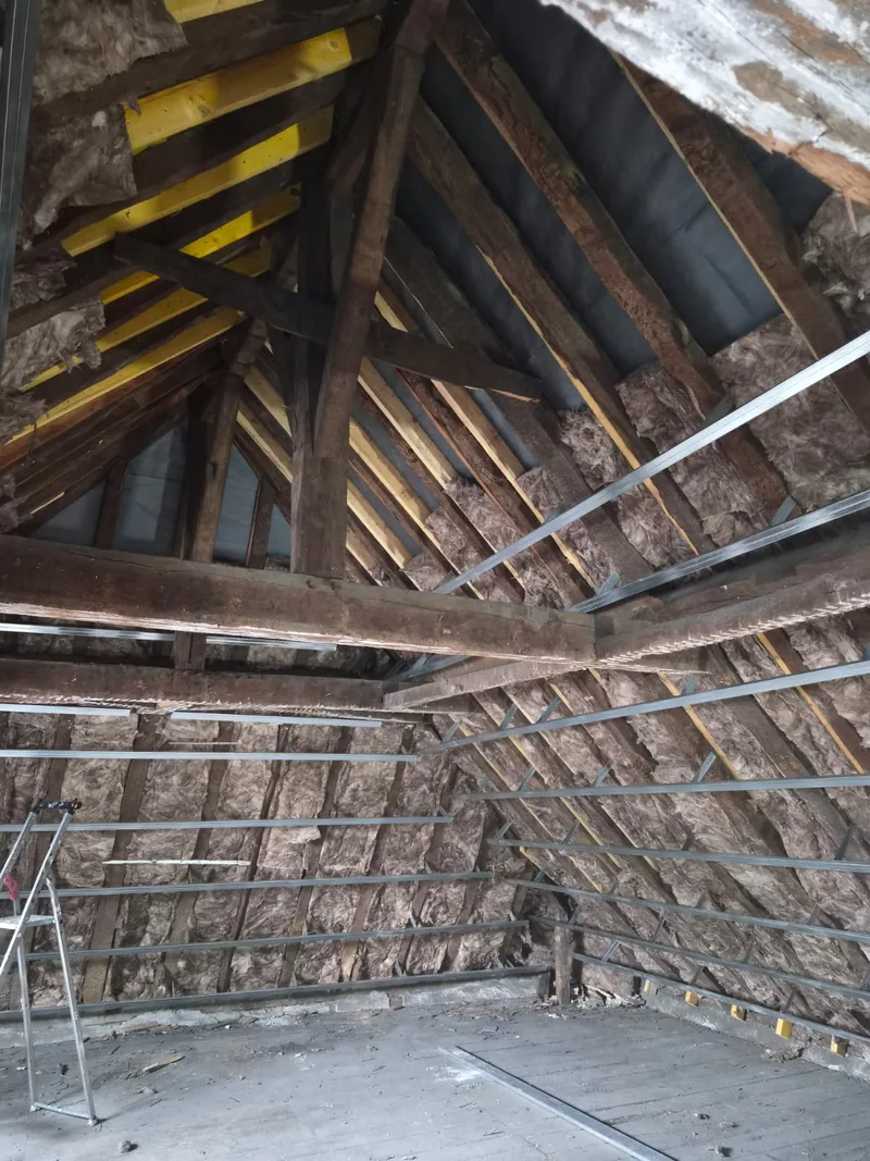 Combles isolés en laine minérale, ossature métallique posée sous la charpente